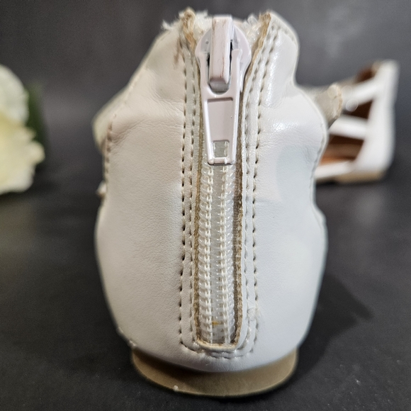 Girls White Flower Flat Sandals - Picture 3 of 12